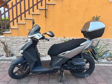 Kymco Agility 50 – con bauletto e casco