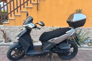 Kymco Agility 50 – con bauletto e casco