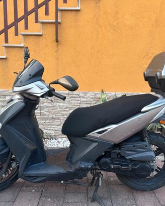 Kymco Agility 50 – con bauletto e casco