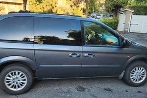 Chrysler Voyager con gancio traino