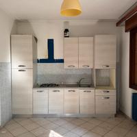 Cucina bianca con fuochi