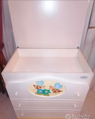 Fasciatoio con cassettiera.