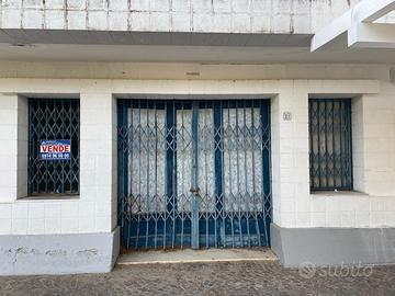 Locale commerciale fronte strada due livelli