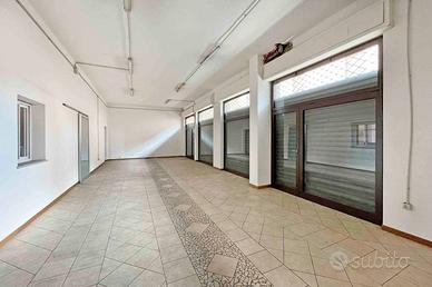 Immobile di 200 m² con 2 locali a Cerro Maggiore