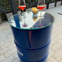 Tavolino alto barile con superficie in vetro