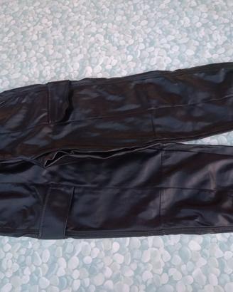 pantaloni finta pelle neri lucidi da donna