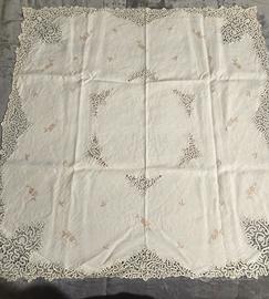 Centro tavola ricamato a mano 