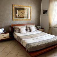 Letto matrimoniale e comodini