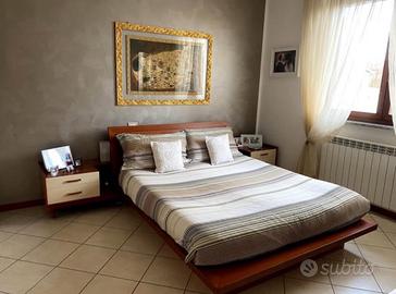 Letto matrimoniale e comodini