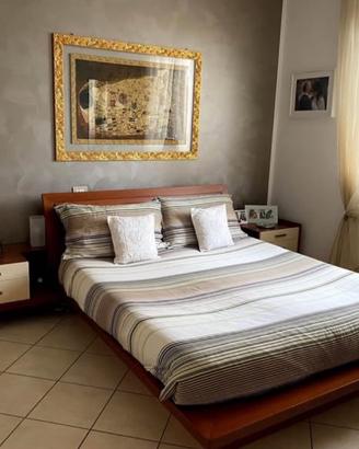 Letto matrimoniale e comodini