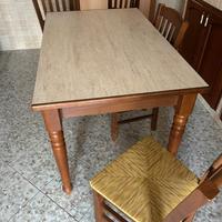 Tavolo con sedie in legno