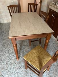 Tavolo con sedie in legno