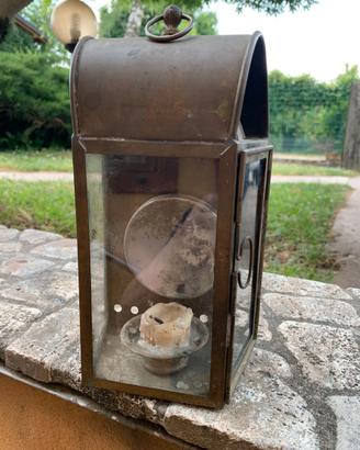 Vecchia lanterna in ottone a candela.
