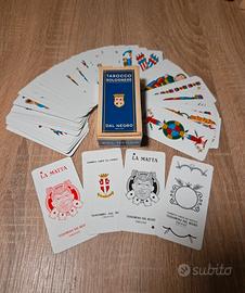 NUOVO 2 CONFEZIONI di carte da gioco e 5 dadi in una scatola di presentazione in legno massello