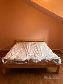 Cameretta con letto matrimoniale e armadio legno