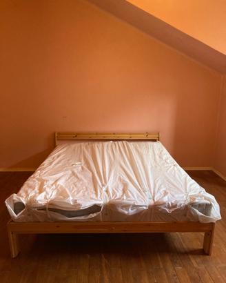 Cameretta con letto matrimoniale e armadio legno