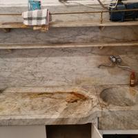 Lavandino in marmo di Carrara con scolatoio