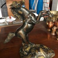Statua di cavallo in rame
