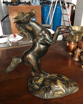 Statua di cavallo in rame