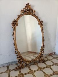 Antico specchio con cornice dorata 