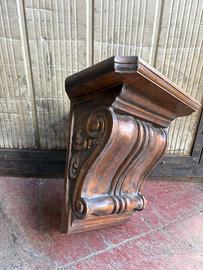 Vecchio capitello in legno