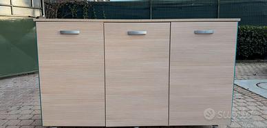 Libreria con mobile, scrivania con casetti e sedia