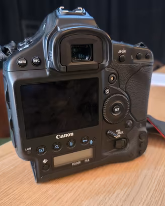 Canon EOS 1DC + 6 schede + 4 batterie + caricatore
