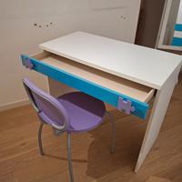scrivania con sedia