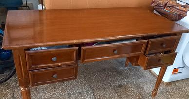 Scrivania in legno