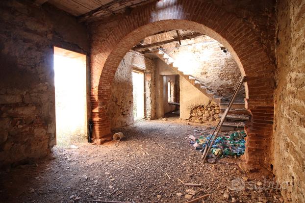 Casa indipendente su due livelli con giardino