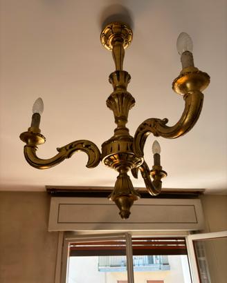 Lampadario di legbo dorato e plic a muro