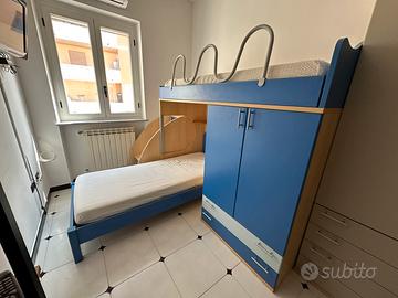 Letto a castello scorrevole con armadio integrato