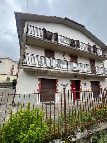 TRILOCALE CON BALCONE E CANTINA(TAVERNA) IN CONDIZ