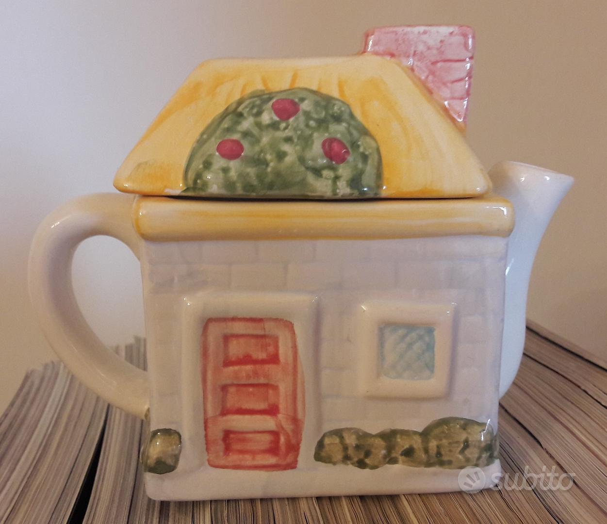 Teiera in ceramica a forma casa
