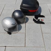 Bauletto per moto/scooter GIVI e due caschi