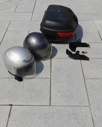 Bauletto per moto/scooter GIVI e due caschi