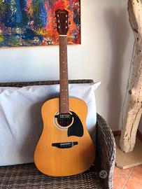 Chitarra acustica elettrificata.