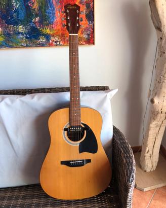 Chitarra acustica elettrificata.