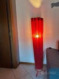 Piantana lampada da terra rossa moderna