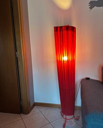 Piantana lampada da terra rossa moderna