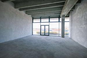 LOCALE COMMERCIALE CON VETRINE