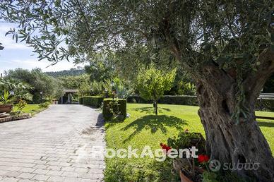 VILLA SINGOLA CON AMPIO GIARDINO E FRUTTETO