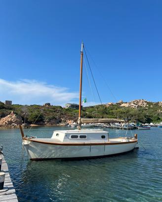 Gozzo d'epoca in legno a vela