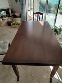 tavolo in legno e sedie abbinate 