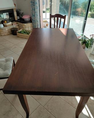 tavolo in legno e sedie abbinate 