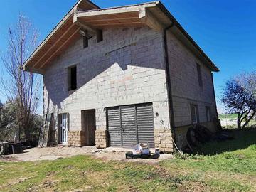 Rustico / Casale di 200 m² con più di 5 locali a T