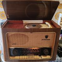 Radio antica con giradischi 
