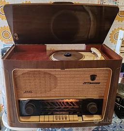 Radio antica con giradischi 