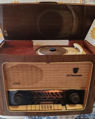 Radio antica con giradischi 