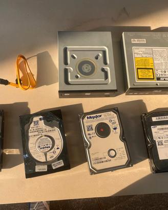 Lotto di hard disk e masterizzatori 